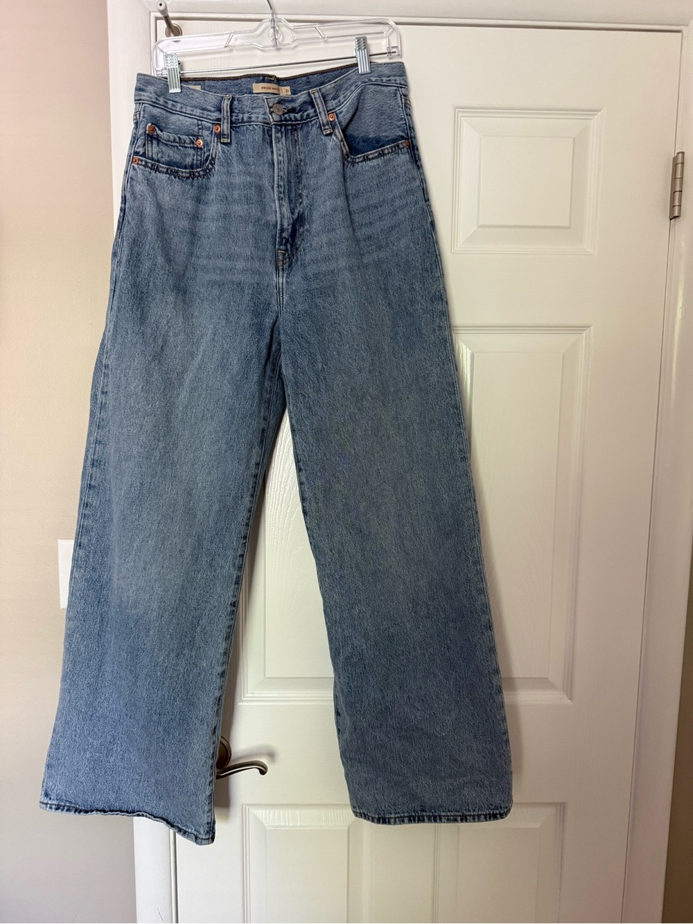 Levi’s ribcage wide leg. 31 x 32.